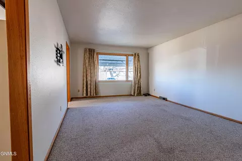 116 1st Ave NE, Beulah, ND 58523 photo 4