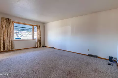 116 1st Ave NE, Beulah, ND 58523 photo 3