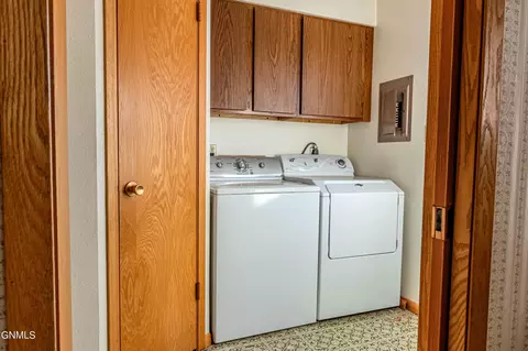 116 1st Ave NE, Beulah, ND 58523 photo 8
