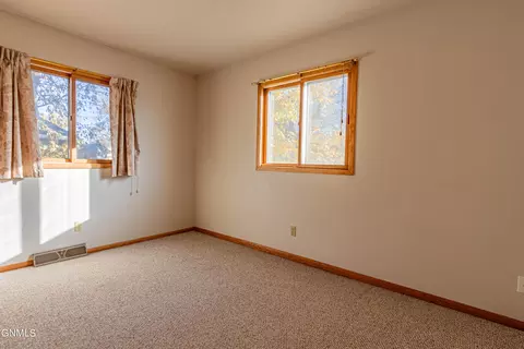 116 1st Ave NE, Beulah, ND 58523 photo 19