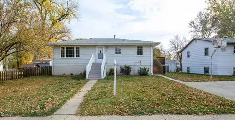 206 5th Ave SW, Mandan, ND 58554