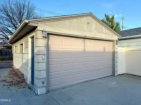 1523 9th Ave W, Williston, ND 58801 photo 2