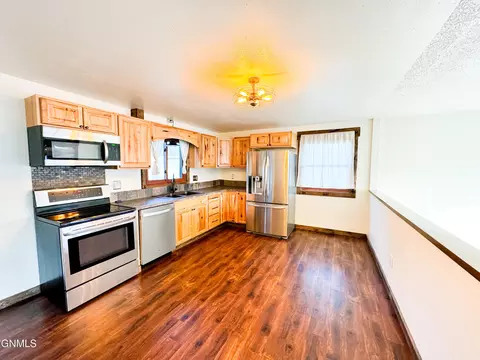 1523 9th Ave W, Williston, ND 58801 photo 5