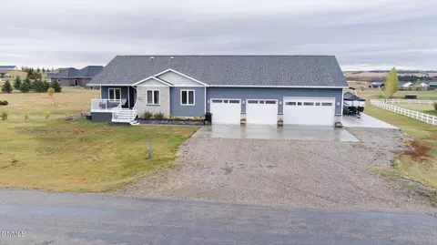 13849 Saddlehorn Dr, Bismarck, ND 58503