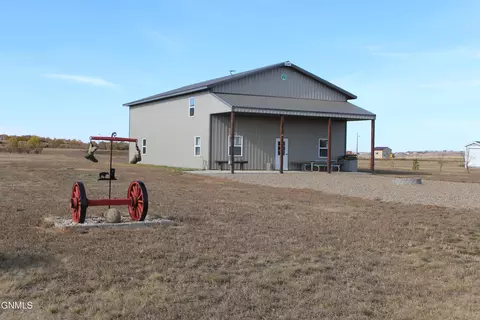 6841 E Schatz Dr, Elgin, ND 58533 photo 2