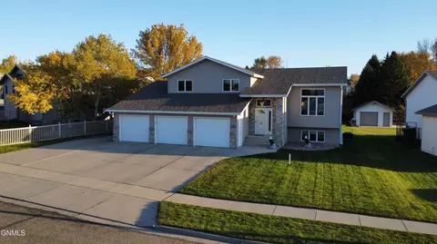 3043 Cody Dr, Bismarck, ND 58503