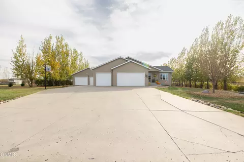 5501 Woodrow Dr, Bismarck, ND 58504