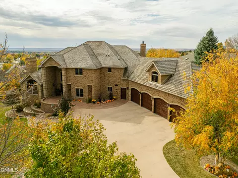748 Aspen Pl, Bismarck, ND 58503