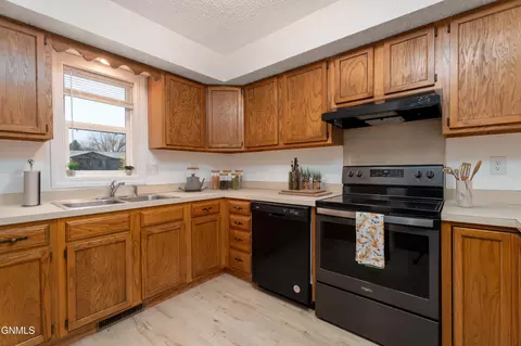 2990 Warwick Loop, Bismarck, ND 58504