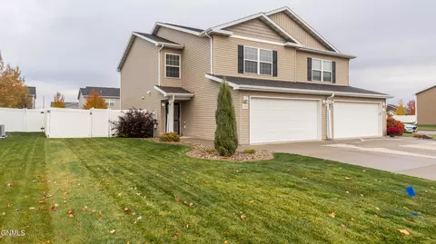 3213 Rutland Dr, Bismarck, ND 58504