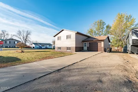 25 Penenah Dr, Lincoln, ND 58504