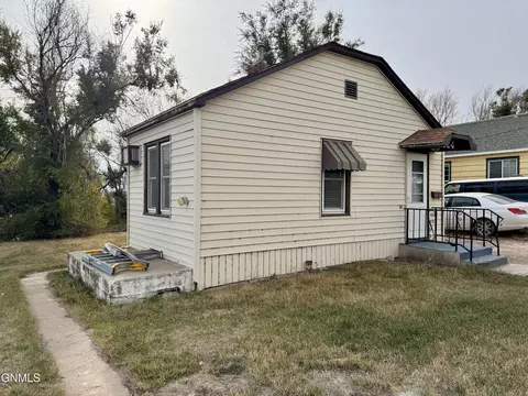 324 2nd St E, Williston, ND 58801 photo 2