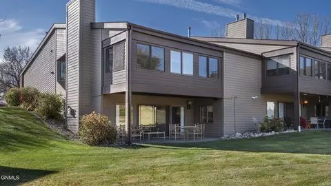 114 Fairway Ct, Bismarck, ND 58501