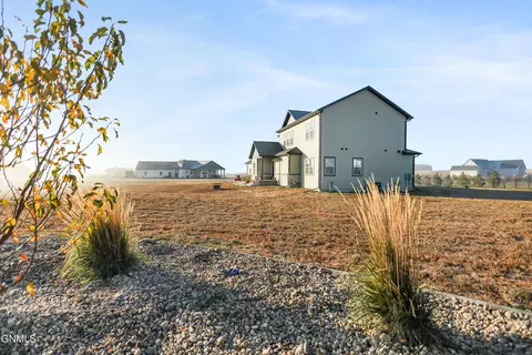 4917 Ridge Dr, Williston, ND 58801 photo 3