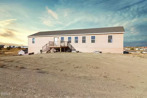 906 Green Ridge Dr, Watford City, ND 58854