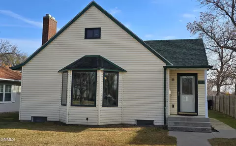 719 5th Ave SE, Jamestown, ND 58401