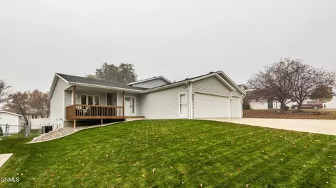 139 Edmonton Dr, Bismarck, ND 58503