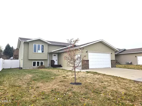 873 Shinagle Dr, Dickinson, ND 58601