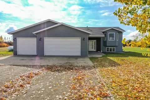 7713 Limestone Ln, Bismarck, ND 58503