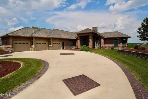 903 9th Ave SW, Jamestown, ND 58401