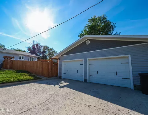 304 5th St SE, Stanley, ND 58784 photo 5