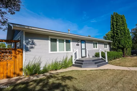 304 5th St SE, Stanley, ND 58784 photo 2