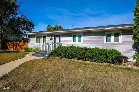 304 5th St SE, Stanley, ND 58784 photo 3
