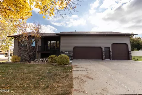 809 W Turnpike Ave, Bismarck, ND 58501