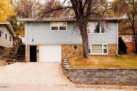 806 3rd Ave NE, Jamestown, ND 58401