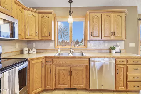Kitchen - 3000 Remuda Dr, Bismarck, ND 58503 photo 4 of 5