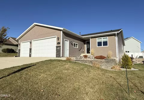 5507 Niagara Dr, Bismarck, ND 58503