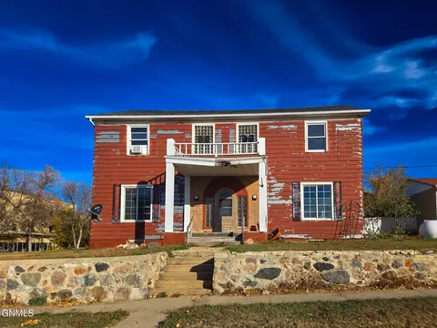 122 3rd St NW, Kenmare, ND 58746