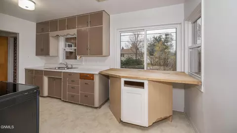 Entry Way - 433 9th St E, Dickinson, ND 58601 photo 2 of 4