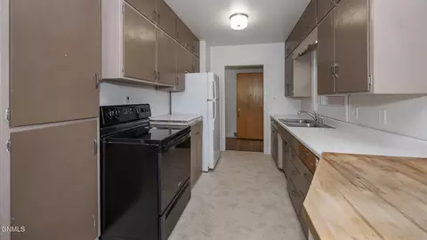 Kitchen - 433 9th St E, Dickinson, ND 58601 photo 4 of 4