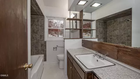 Bath - 433 9th St E, Dickinson, ND 58601 photo 1 of 5