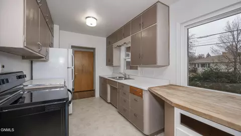 Kitchen - 433 9th St E, Dickinson, ND 58601 photo 3 of 4