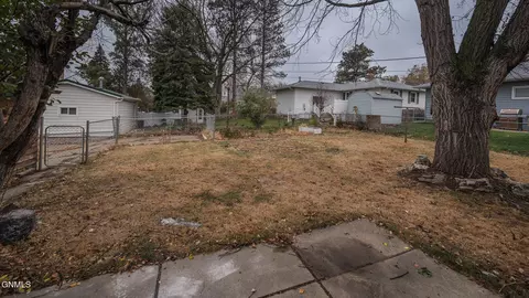 Exterior - 433 9th St E, Dickinson, ND 58601 photo 2 of 3