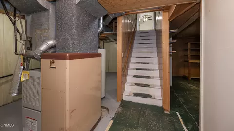 Entry Way - 433 9th St E, Dickinson, ND 58601 photo 3 of 4