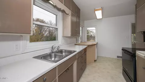 Kitchen - 433 9th St E, Dickinson, ND 58601 photo 1 of 4