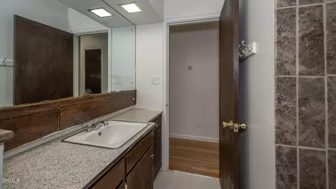 Bath - 433 9th St E, Dickinson, ND 58601 photo 2 of 5