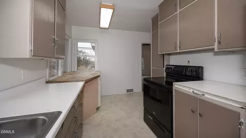 Kitchen - 433 9th St E, Dickinson, ND 58601 photo 2 of 4