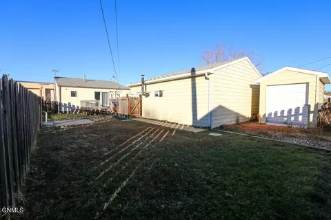 1015 11th St W, Williston, ND 58801 photo 5