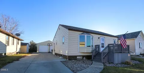 1015 11th St W, Williston, ND 58801