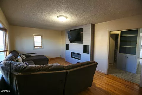1015 11th St W, Williston, ND 58801 photo 6