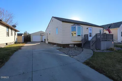 1015 11th St W, Williston, ND 58801 photo 3