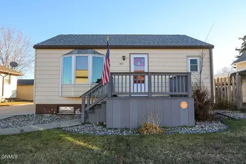 1015 11th St W, Williston, ND 58801 photo 2