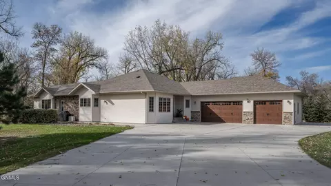 4530 Thornburg Dr, Bismarck, ND 58504