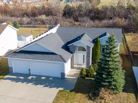 4819 Amberglow Dr, Bismarck, ND 58503