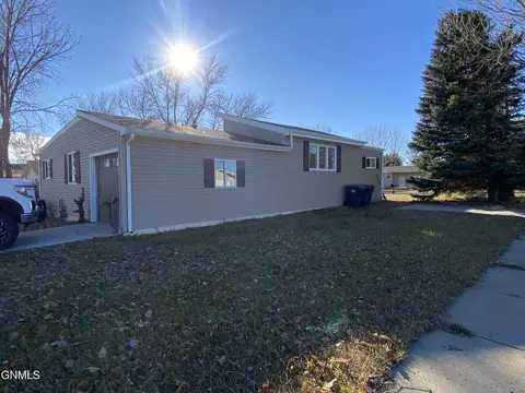 4700 Cortez Cir, Mandan, ND 58554