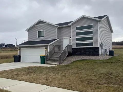 403 Cobblestone Loop SW, Mandan, ND 58554 photo 2